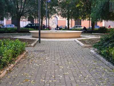 Di fronte a noi si apre un giardinetto raccolto intorno alla grande vasca vuota di una fontana